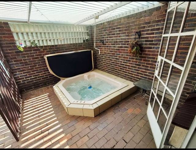 4 BEDROOM FREEHOLD FOR SALE IN BRACKENHURST